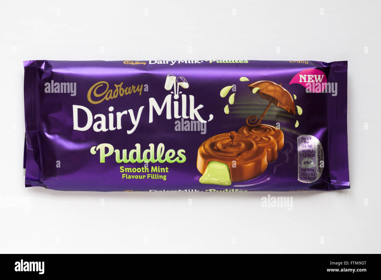 Bar des neuen Cadbury Dairy Milk Pfützen Schokolade glatte Minze Geschmack Füllung Bar isoliert auf weißem Hintergrund Stockfoto