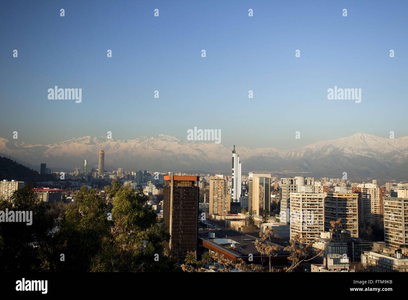 Blick auf Santiago vom Cerro San Cristobal und den Anden im Hintergrund Stockfoto