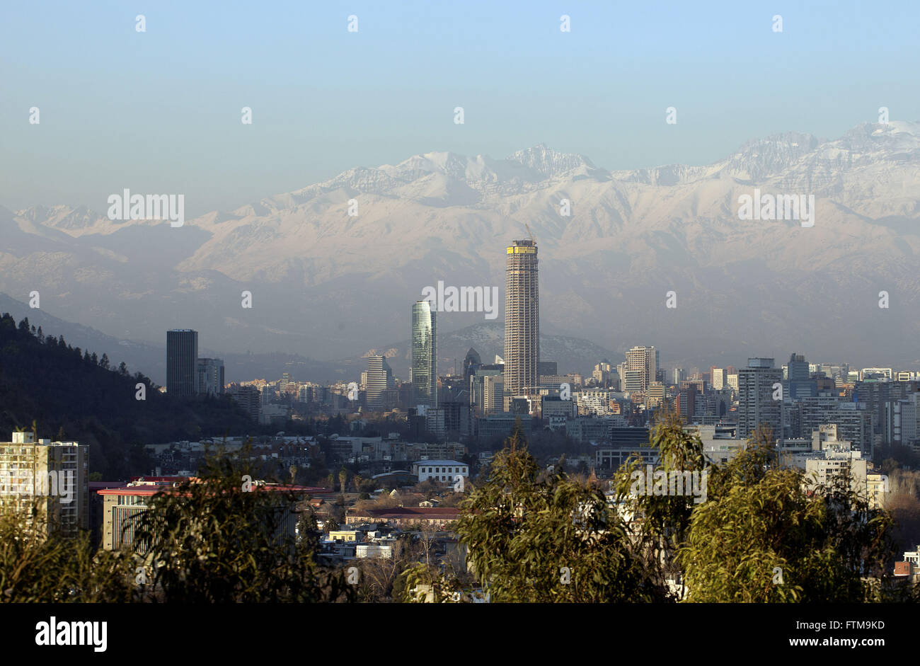 Zeigen Sie das kommerzielle Zentrum von Santiago Hervorhebung Bau von Torre Gran Costanera an Stockfoto