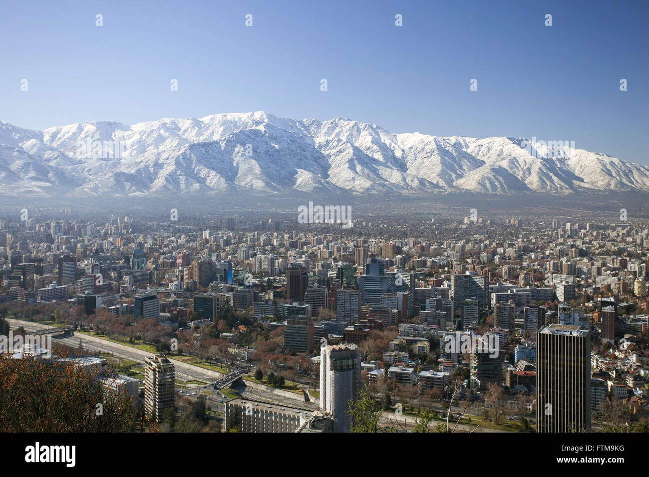 Blick auf die Stadt von Santiago mit den Anden im Hintergrund - Chile Stockfoto