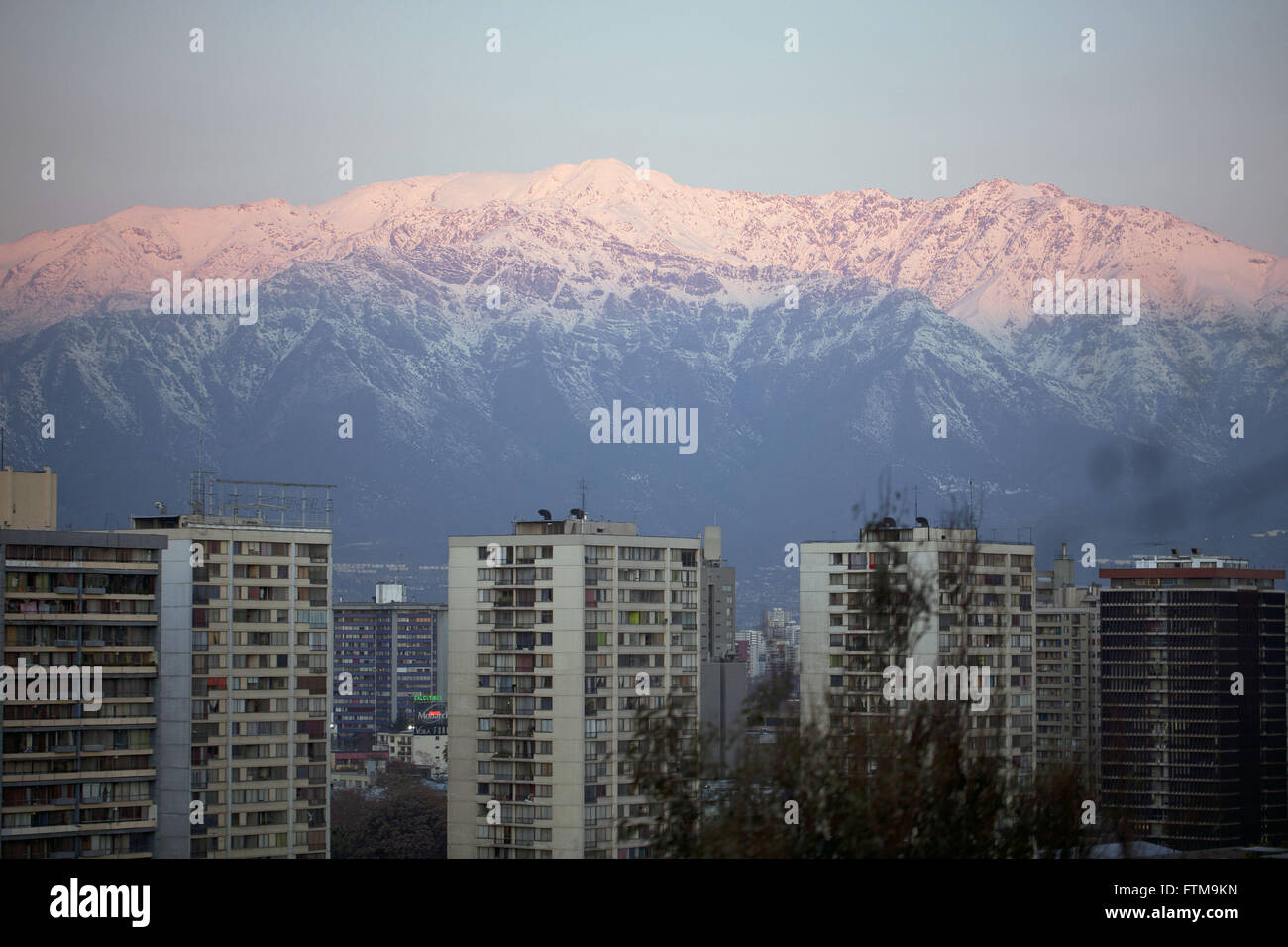 Blick auf Santiago vom Cerro San Cristobal und den Anden im Hintergrund Stockfoto