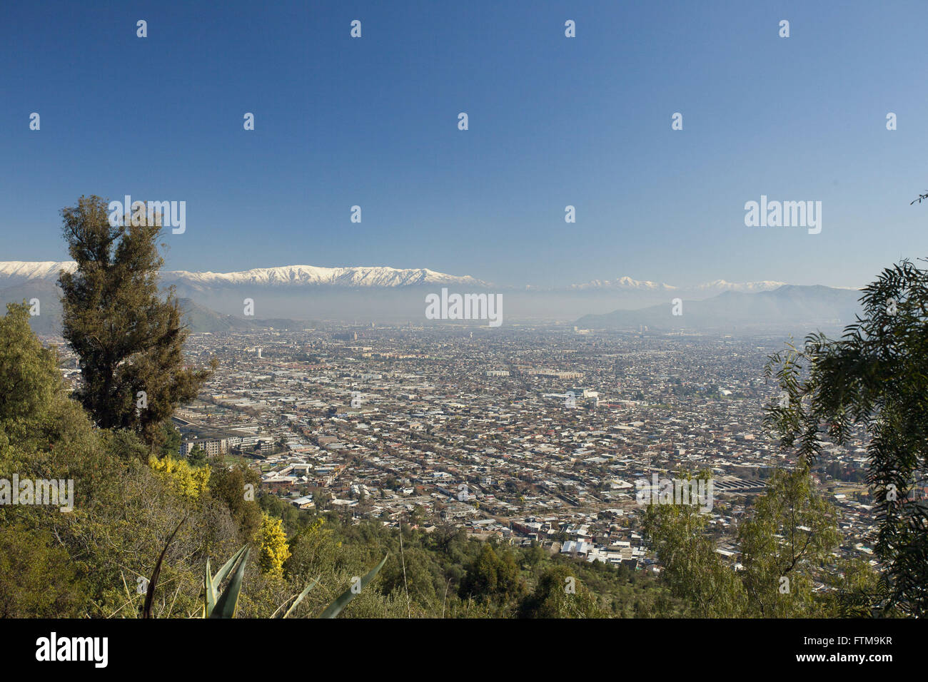 Blick auf die Stadt von Santiago mit den Anden im Hintergrund - Chile Stockfoto