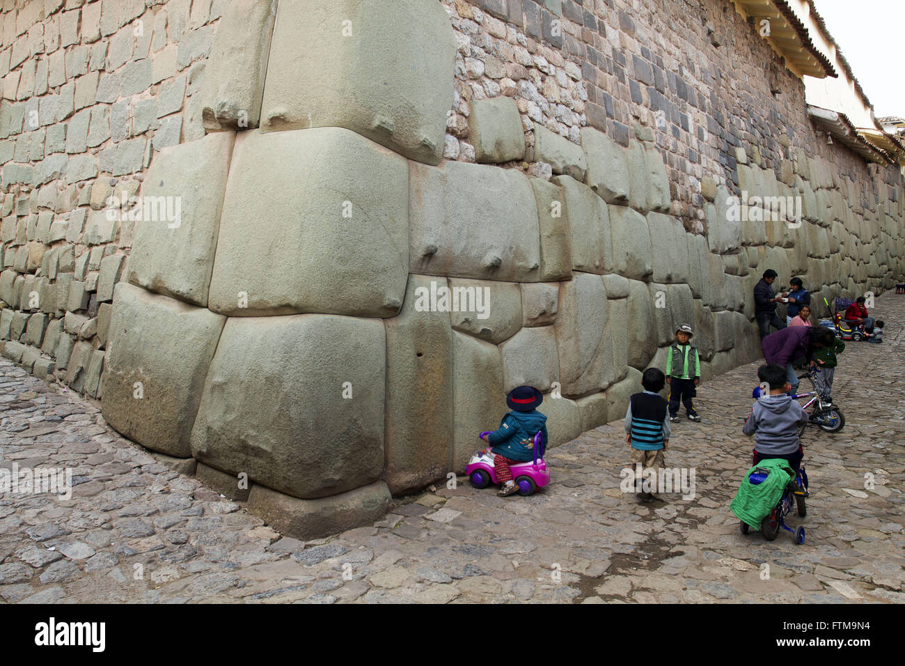 Kinder in den Ruinen der Festung Sacsayhuaman - Region Cusco in Peru Stockfoto