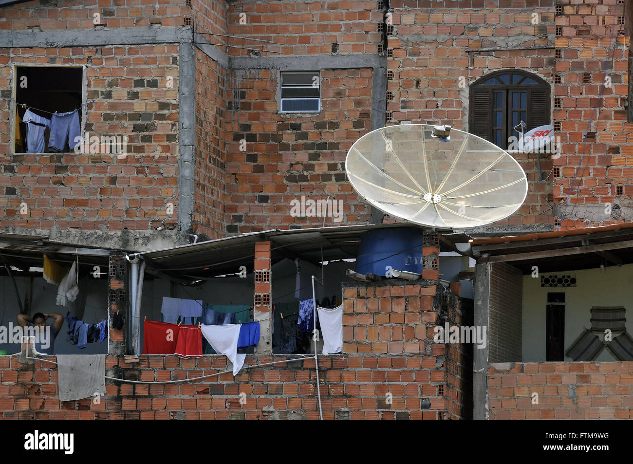 Parabolantenne installiert in einem Slum am Rande der Stadt Stockfoto