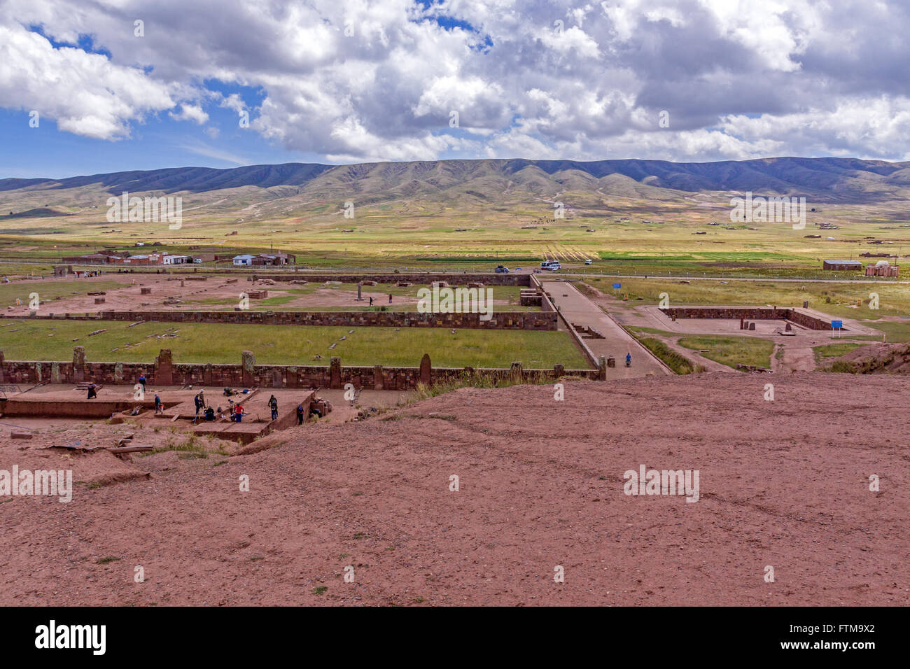 Erhöhte Aussicht auf Tiwanaku. Bolivien. (Spanisch: Tiahuanaco oder Tiahuanacu) ist eine präkolumbianische archäologische Stätte im Westen Boliviens in der Nähe des Titicacasees. Stockfoto