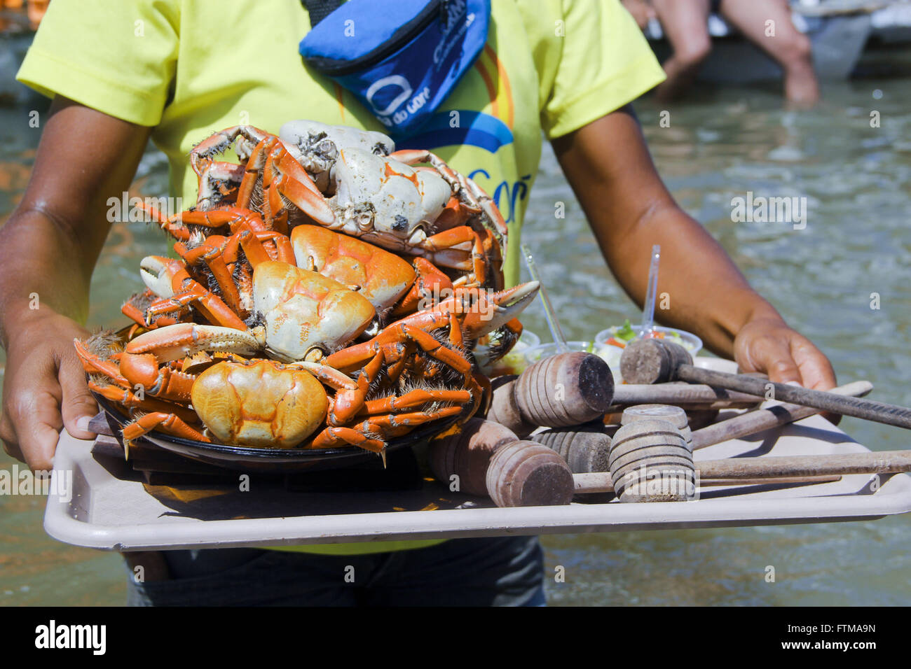 Porcao Händler dienen Krabben - schwimmende Bar und Restaurant in der Provisionsüberschuss Gore Stockfoto