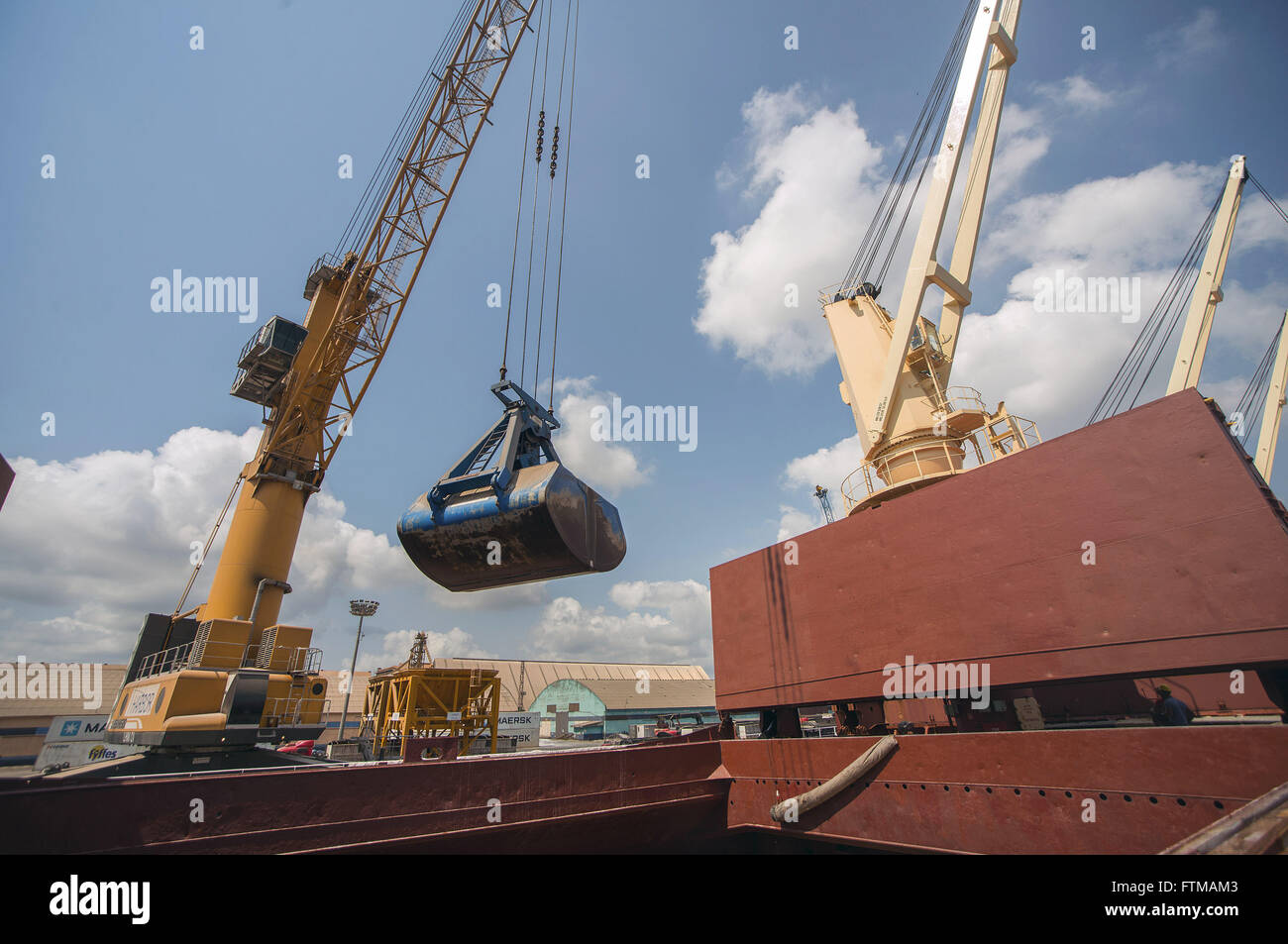 Entladung Dünger am Hafen am Ufer der Bucht von Paranagua Stockfoto