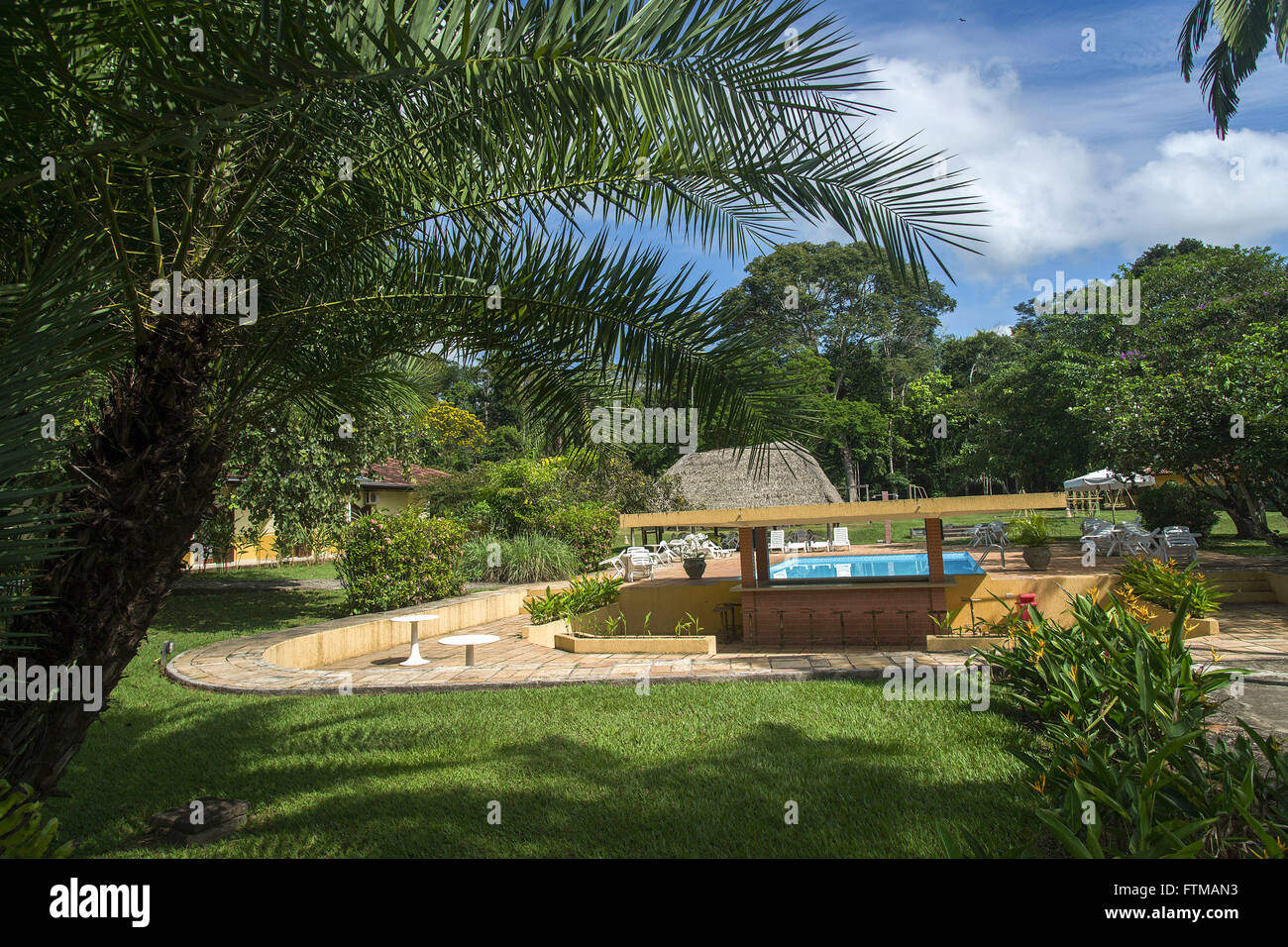 Garten und Hotel Pool installiert in den Amazonas-Regenwald Stockfoto