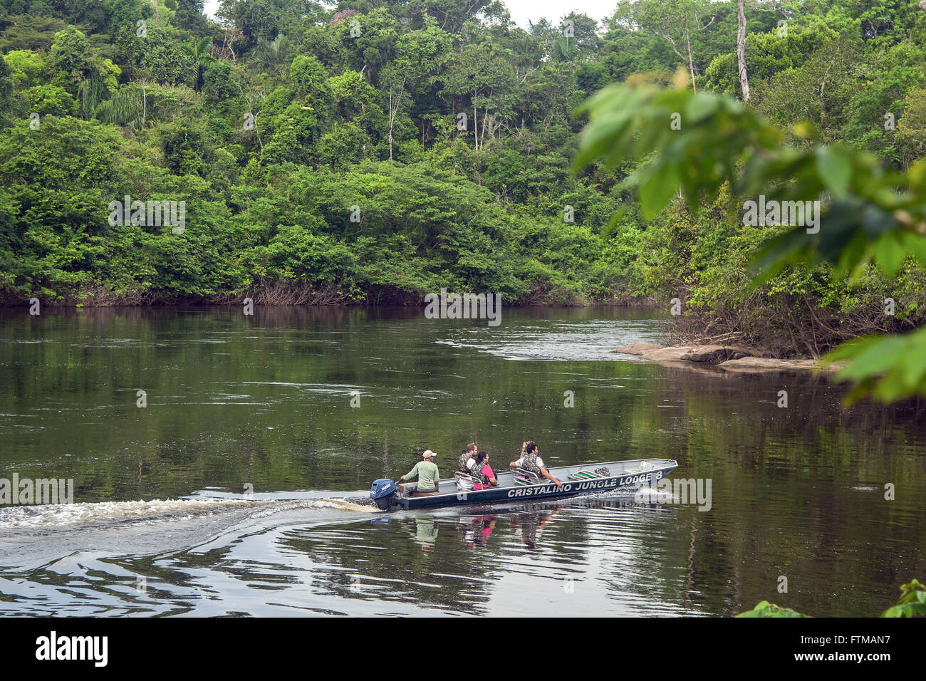 Touristen auf Boot fahren in Crystal River - Region des Amazonas-Regenwaldes Stockfoto