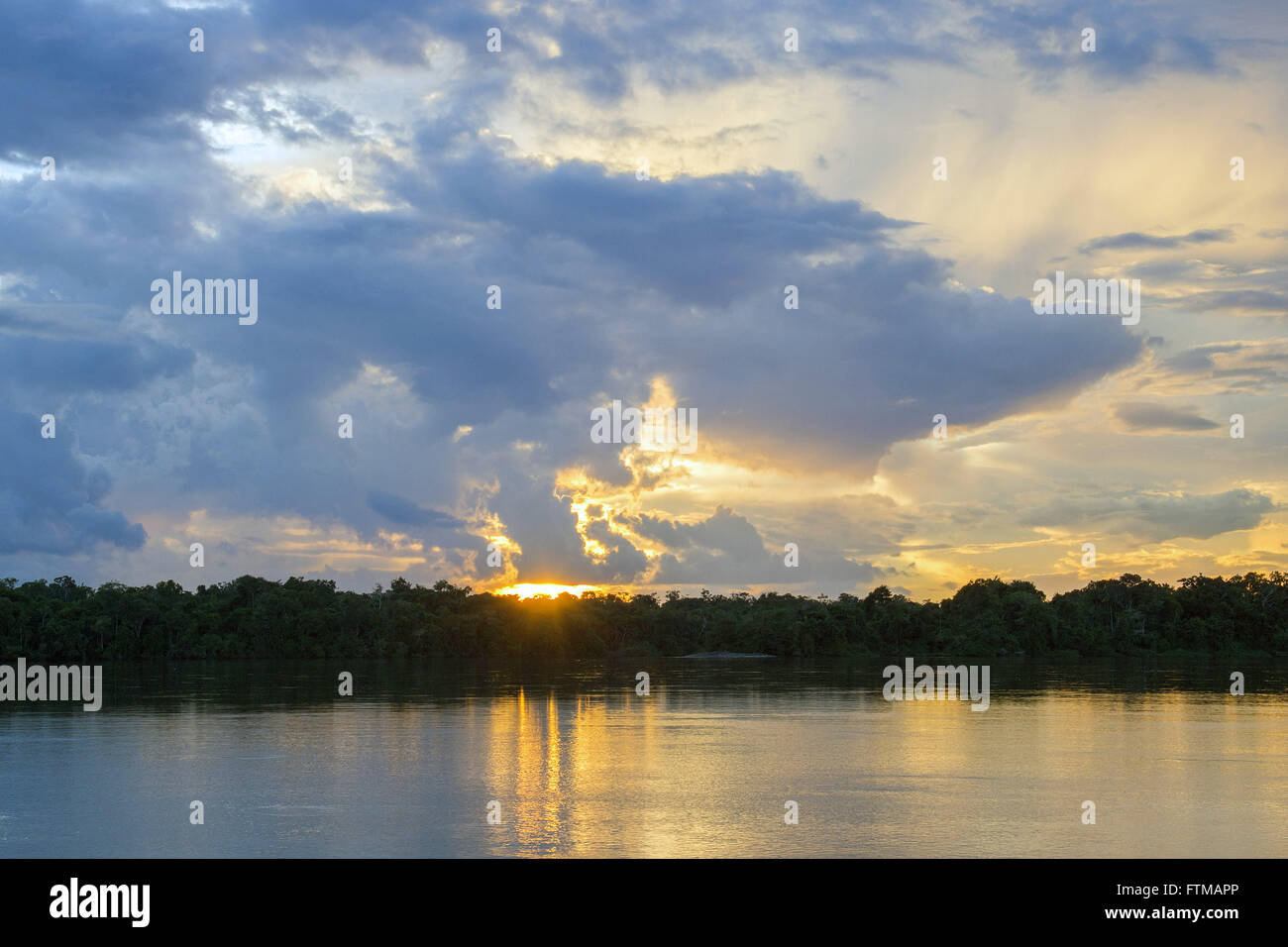 Bei Sonnenuntergang in Rio Juruena Stockfoto