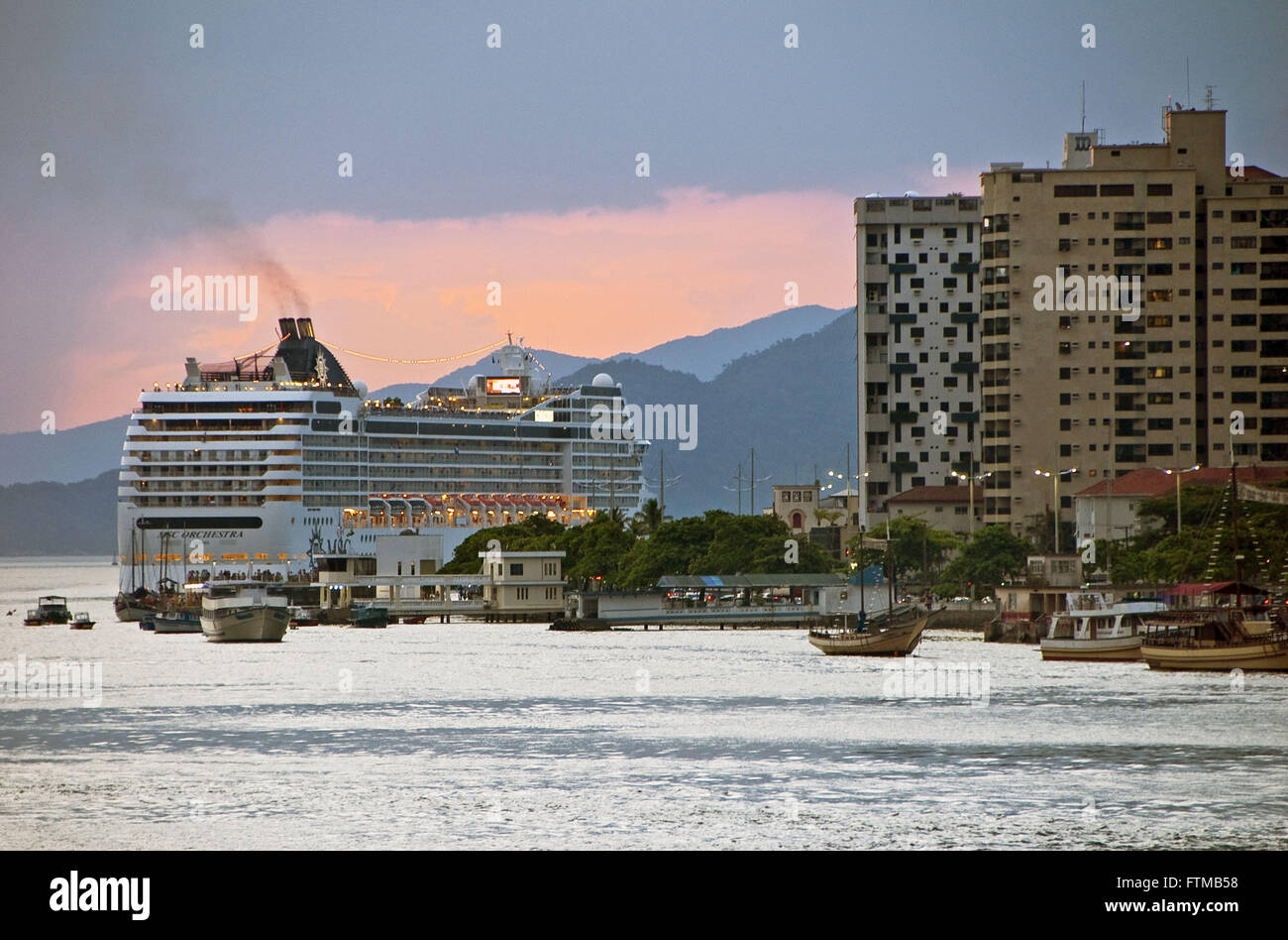 Translatlantico verlassen den Hafen von Santos durch die Spitze des Strandes Stockfoto