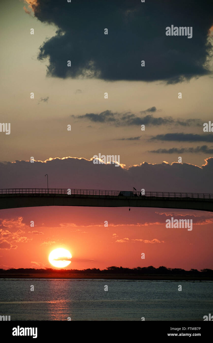 Sonnenuntergang auf dem Rio Paraguay - Corumba Stadt am linken Ufer Stockfoto