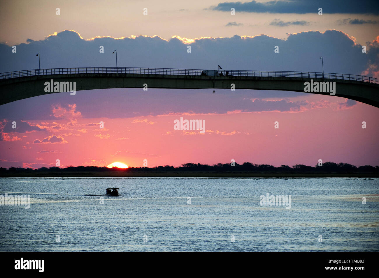 Sonnenuntergang auf dem Rio Paraguay - Corumba Stadt am linken Ufer Stockfoto