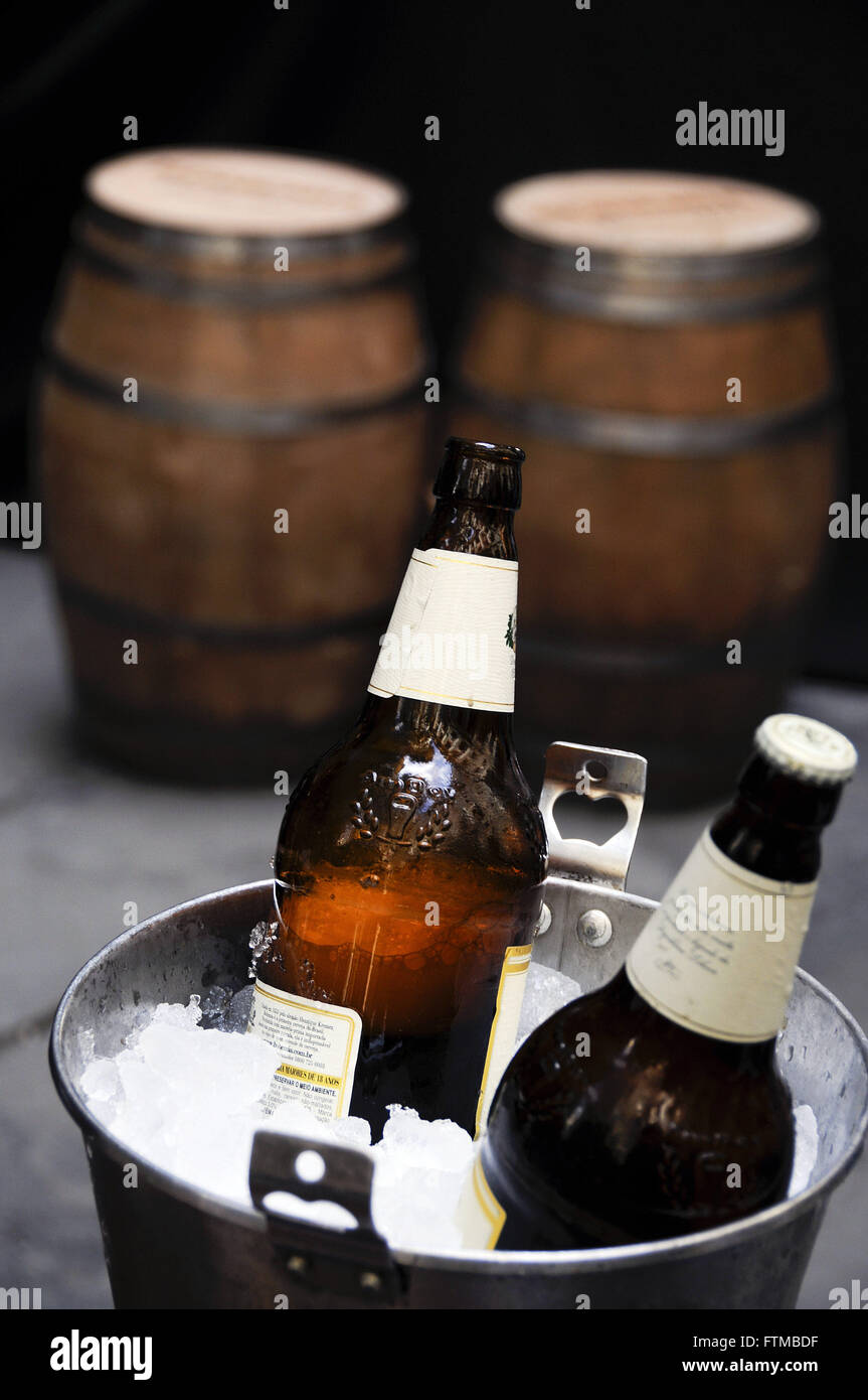 Flaschen Bier serviert in einem Eiskübel auf Einrichtung von Sao Paulo Stockfoto
