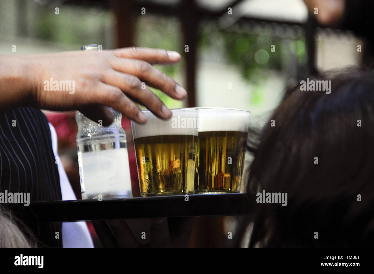 Bier und Mineralwasser serviert in Gründung von Sao Paulo Stockfoto