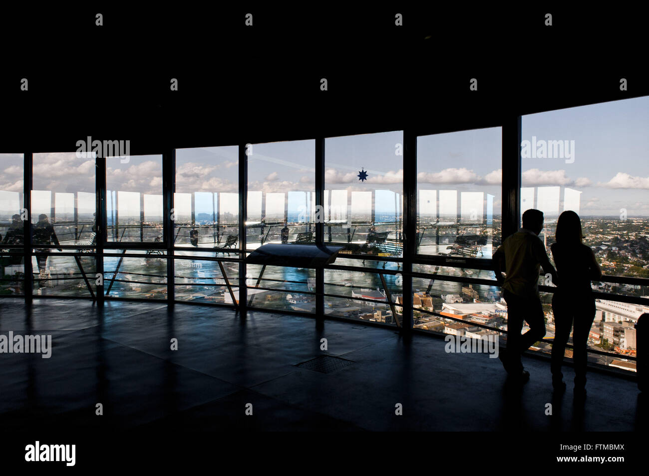 Leute beobachten die Stadt vom Turm Panoramica Stockfoto