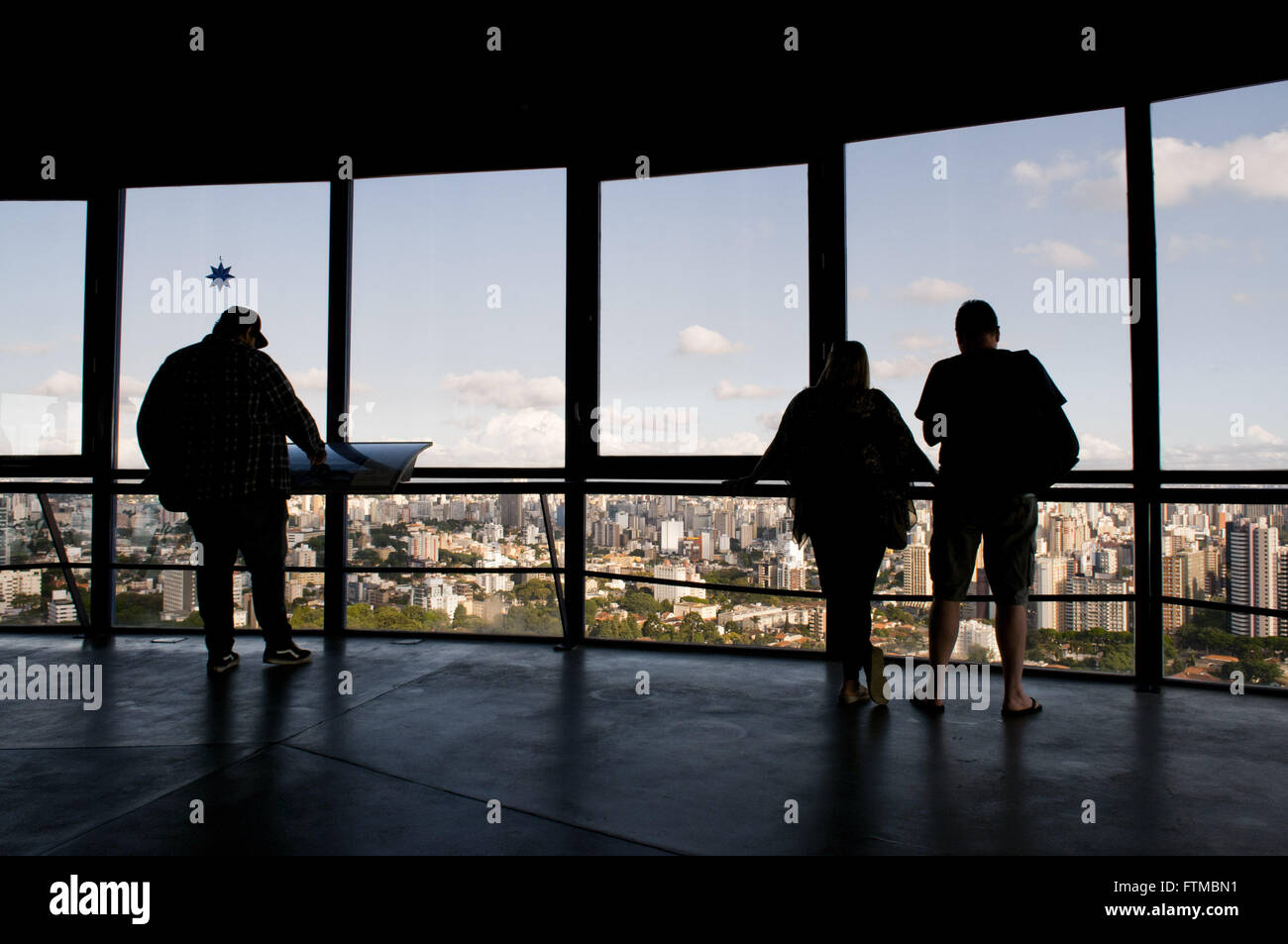 Leute beobachten die Stadt vom Turm Panoramica Stockfoto