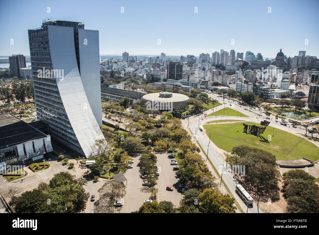 Blick auf das Stadtzentrum mit dem Denkmal für die Azoren rechts - Arbeit von Carlos tenuis Stockfoto