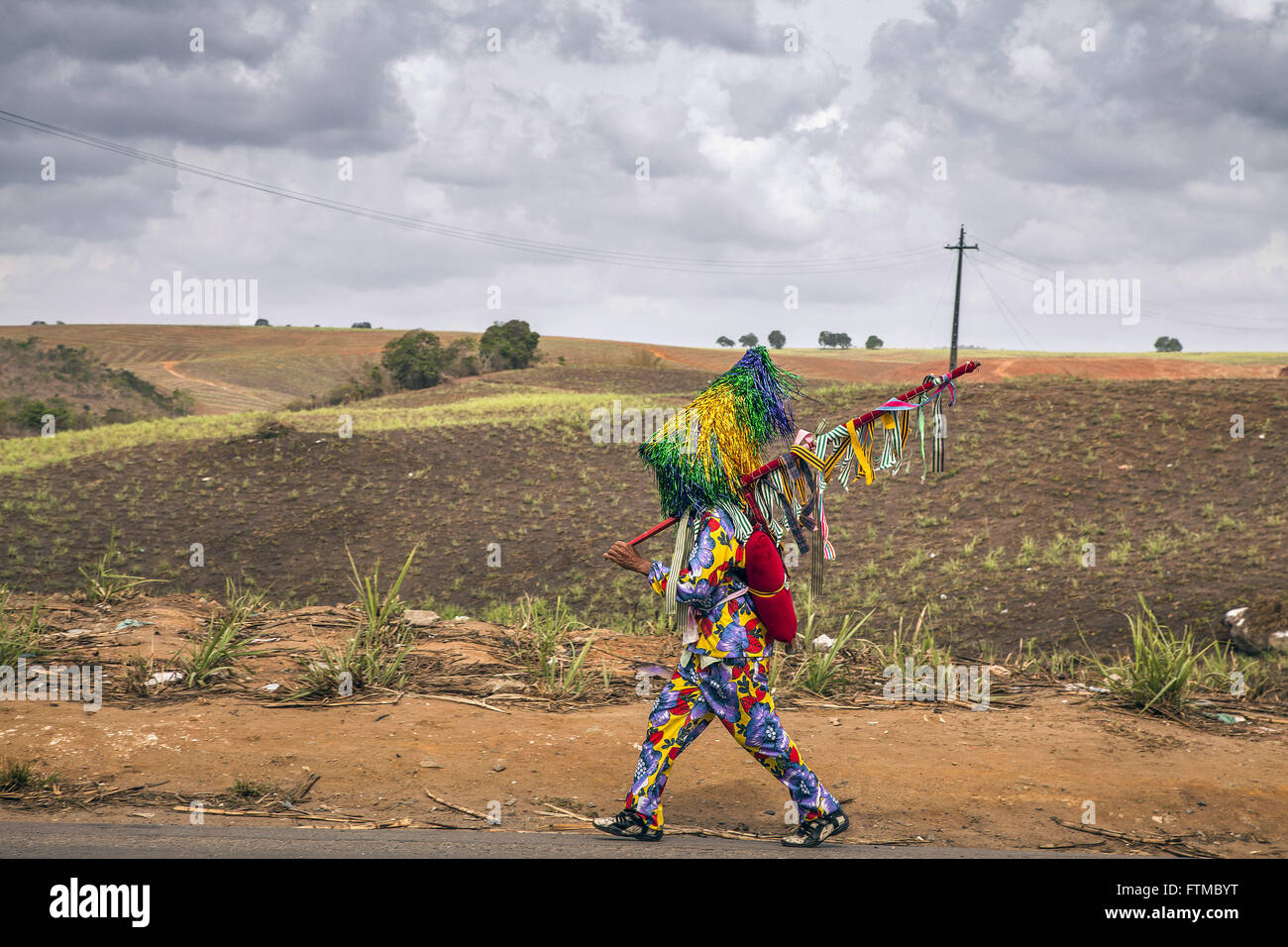 Ländliche Maracatu Teilnehmer geht vor Zuckerrohr Stockfoto