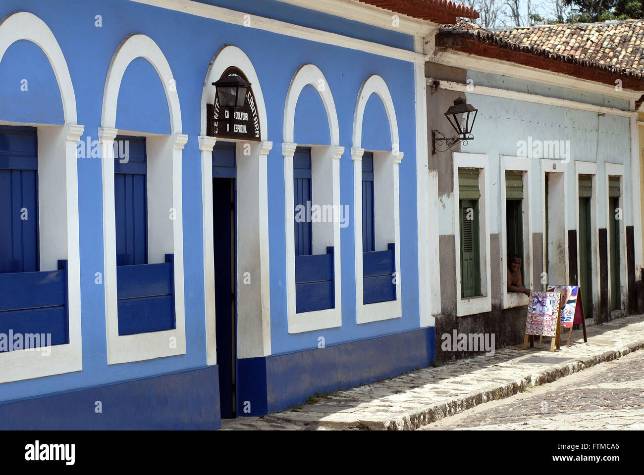 Häuser auf der Straße in der Sonne oder Caravela Hisorico Zentrum von Alcantara Stockfoto