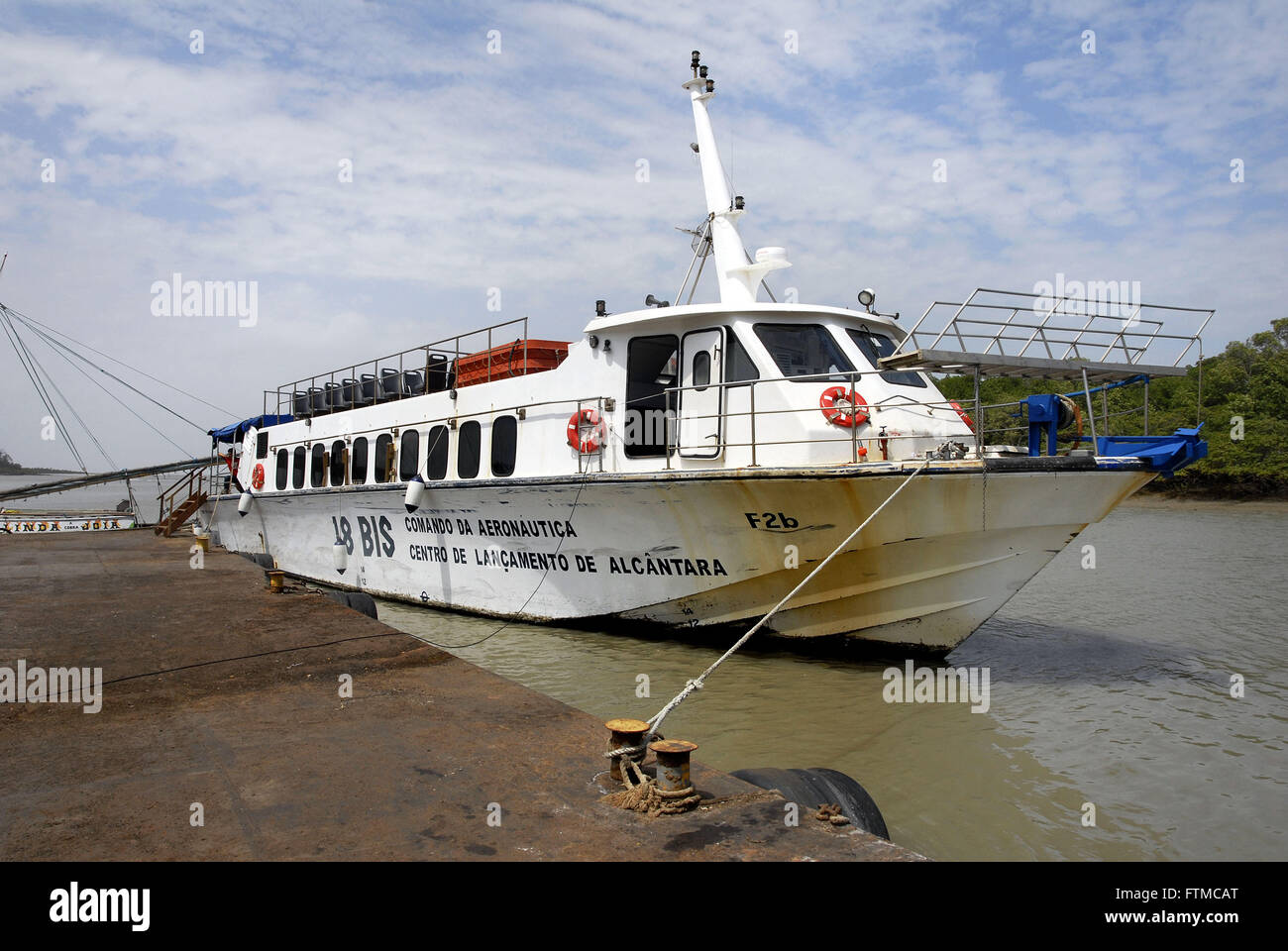Boot von Aeronautica Alcantara Launch Center vertäut im Hafen Jacare Stockfoto