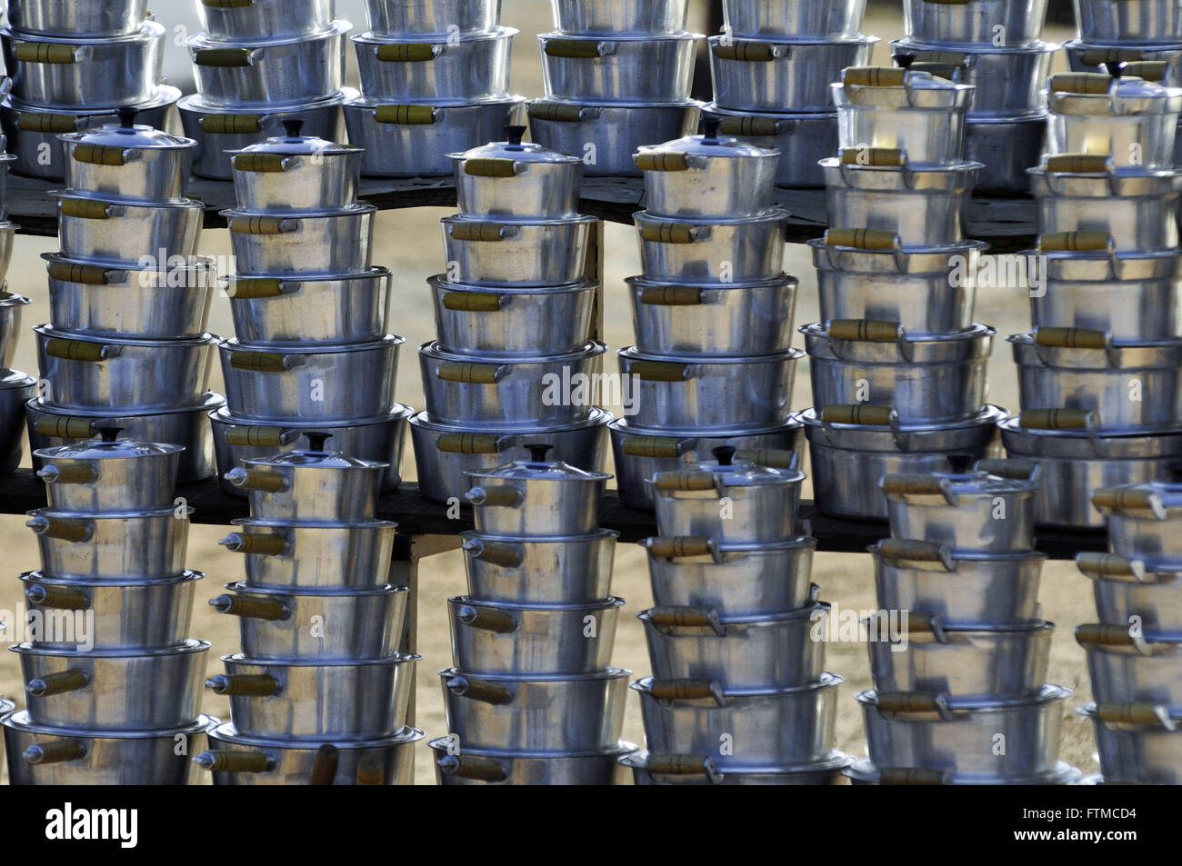Aluminium-Kochgeschirr verkauft im kommerziellen Zentrum der Stadt Stockfoto
