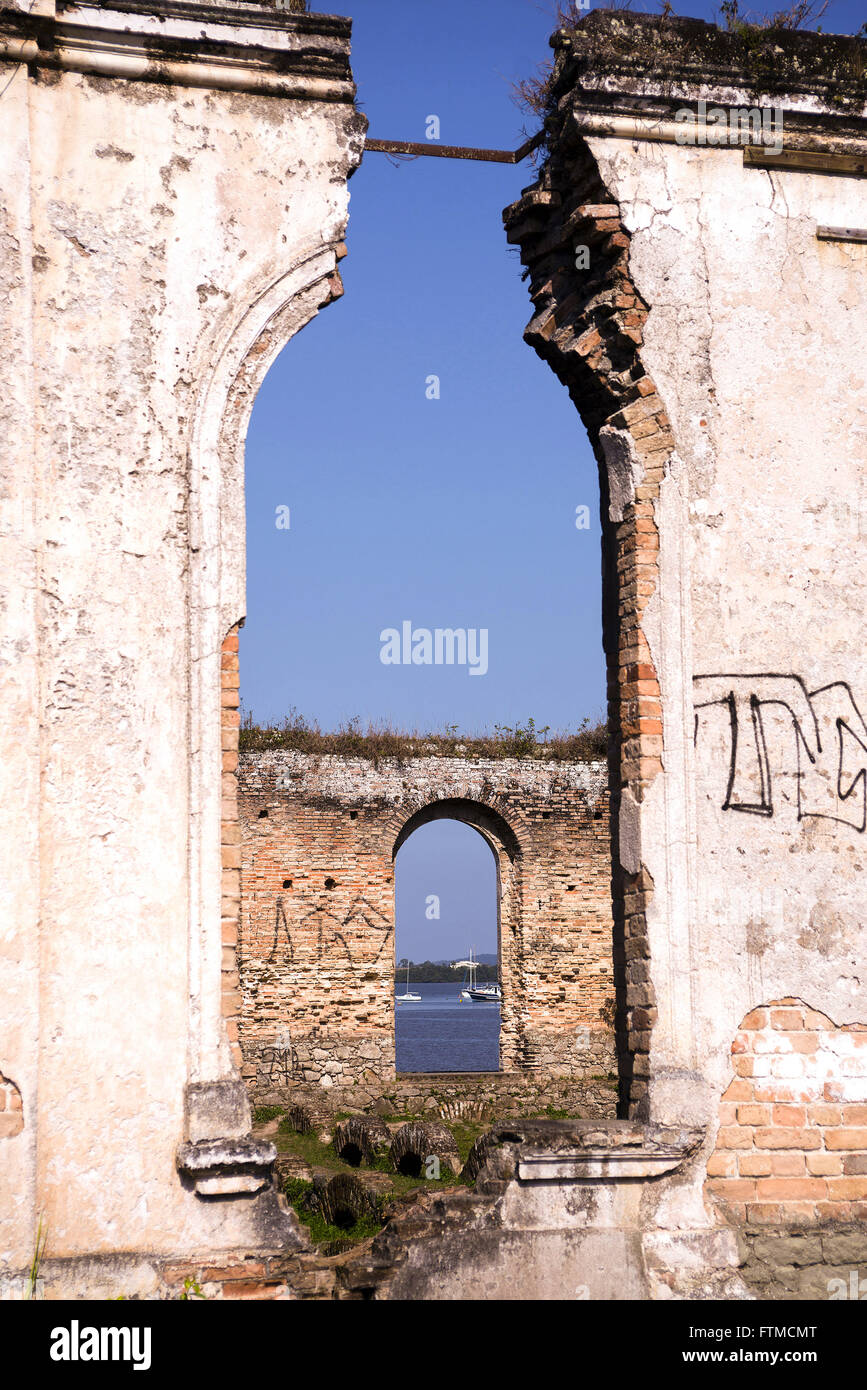 Ruinen des alten Stadthauses Lease Macedo am Ufer der Bucht von Paranagua Stockfoto