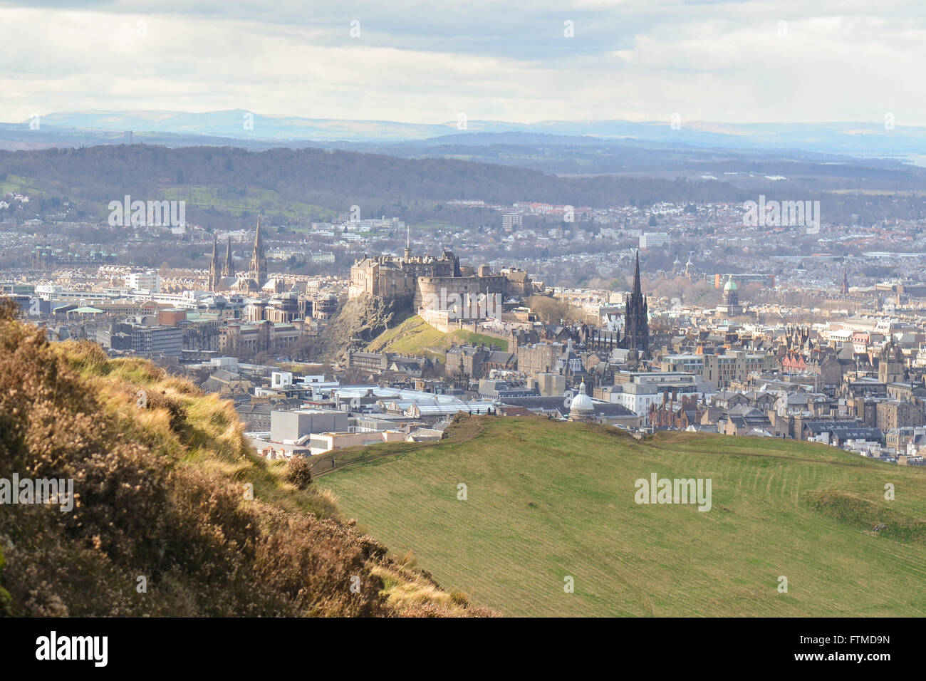 Blick auf Edinburgh Castle und die Altstadt von Edinburgh von Arthurs Seat im Holyrood Park im Frühjahr Stockfoto