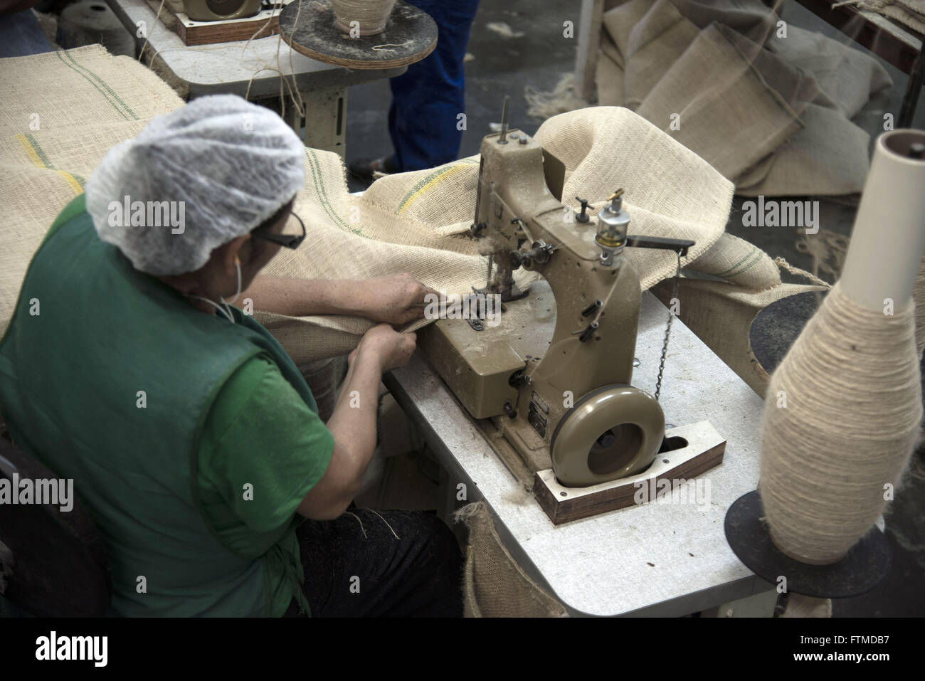 Jute-Taschen nähen arbeiten, die im Kaffee Export verwendet werden Stockfoto