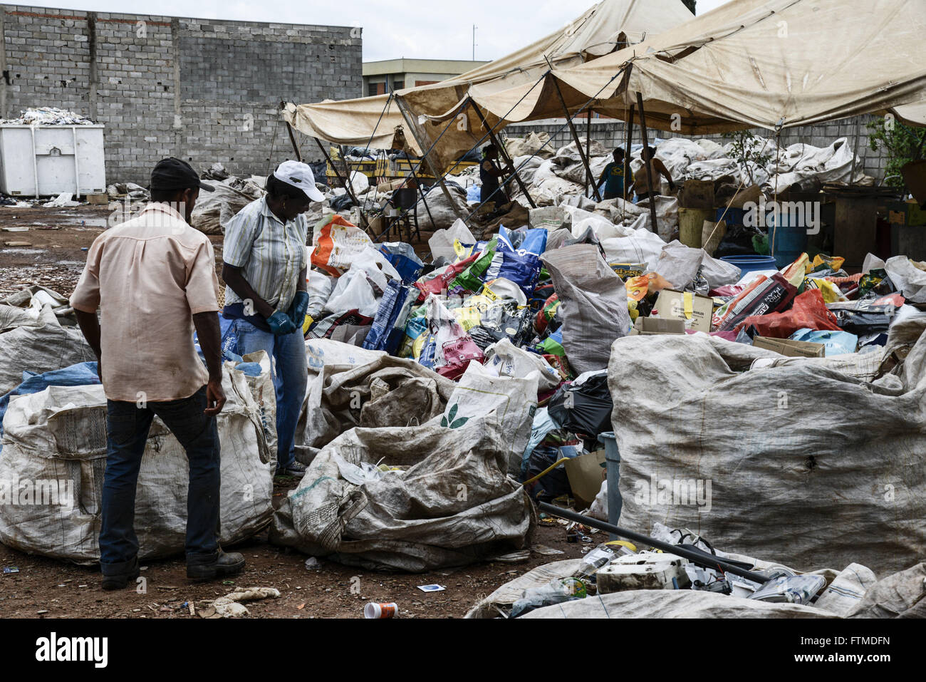 Bedeutet Arbeiter recycelbaren Rohstoff recycling Genossenschaft Stockfoto