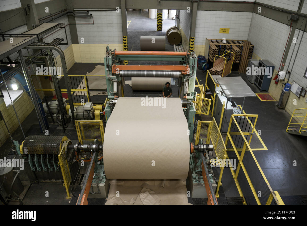 Die Produktion von Rollen von Recycling-Papier für Verpackung Stockfoto