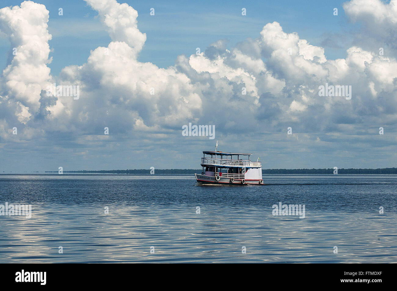 Segelboot auf dem Rio Negro Stockfoto