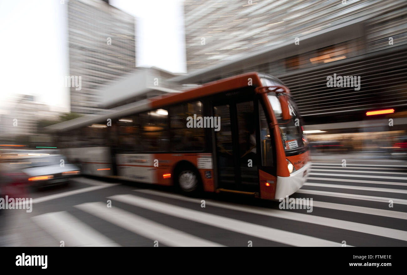 Zebrastreifen an der Avenida Paulista - Cerqueira Cesar Nachbarschaft Stockfoto