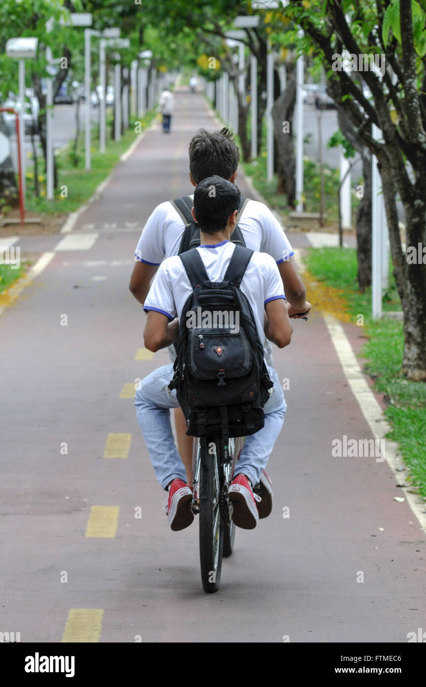 Junge Sozius Fahrrad in Radweg in der Median der North Avenue Brasilien Stockfoto