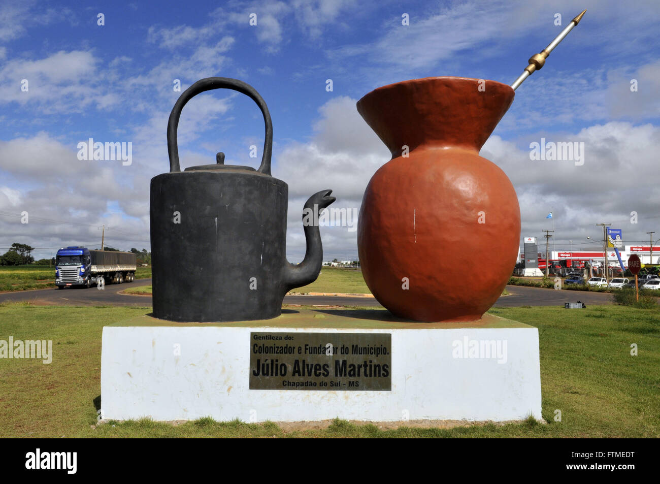 Denkmal mit Wasserkocher Kürbis und als Symbol für die Tradition der Gauchos Chimarrao Pumpe Stockfoto