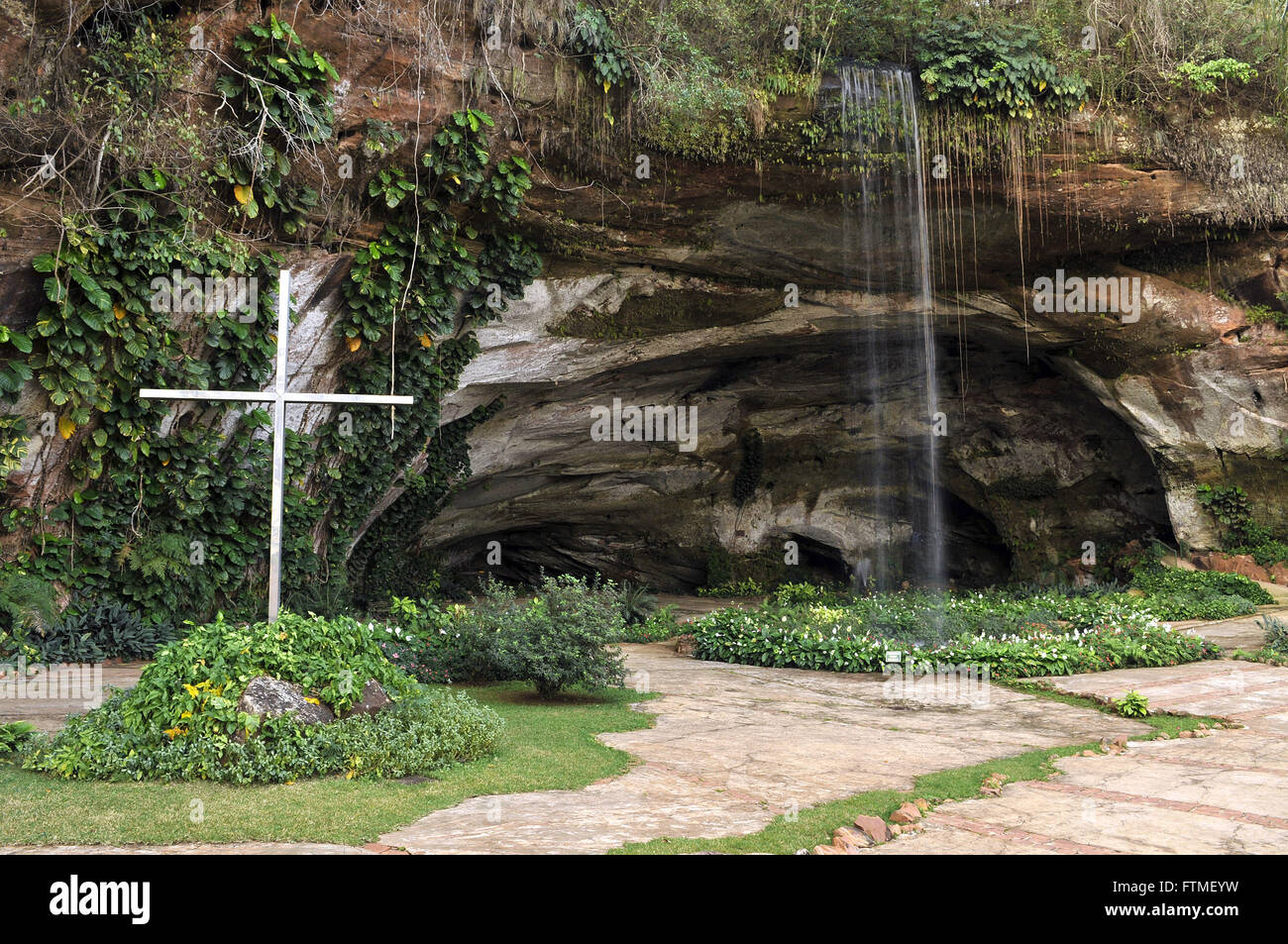 Kreuz am Eingang der Höhle Palhares - Municipal Park Höhle von Palhares Stockfoto