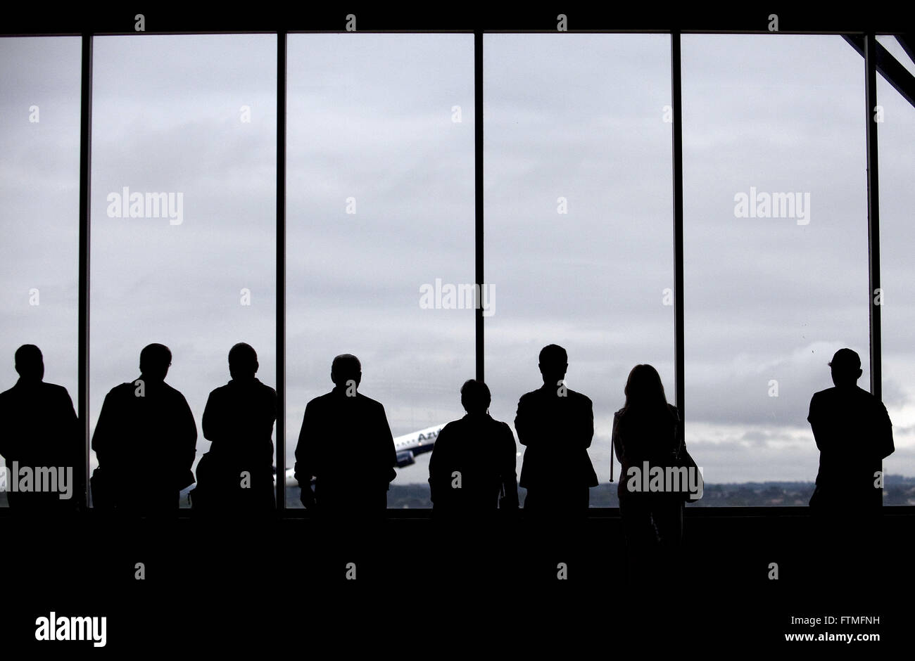 Leute beobachten die Flugzeuge von Afonso Pena International Airport abfliegen Stockfoto