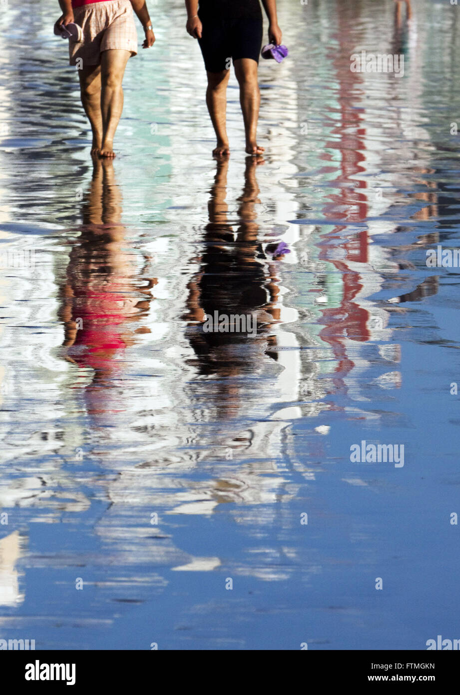 Reflexion der Badegäste am Strand in Balneario Camboriu Stockfoto