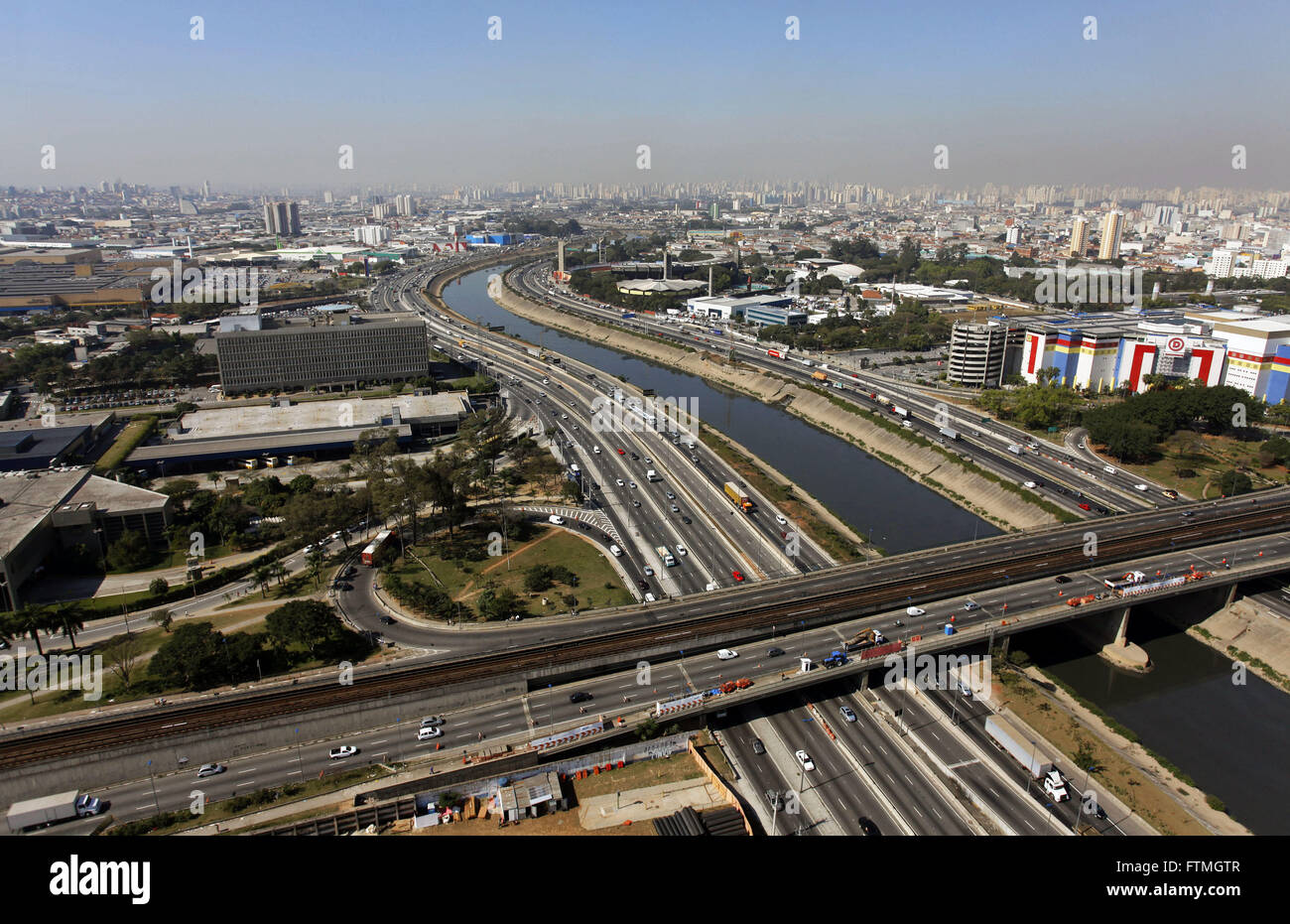 Luftaufnahme der Stadt Sao Paulo - Avenidade Southern Cross auf Marginal Tiete Stockfoto