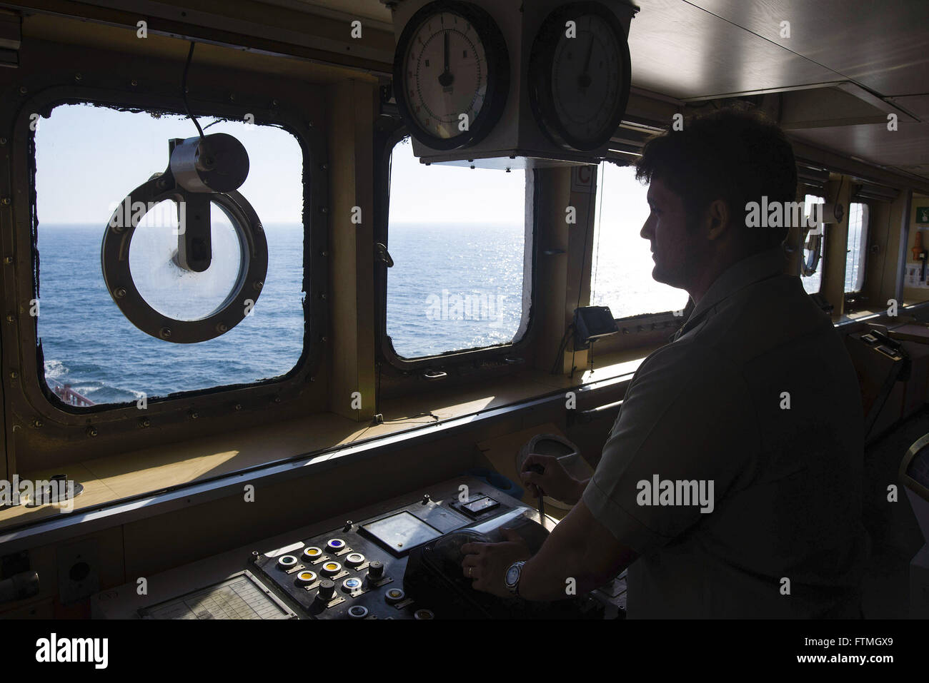 Steuermann auf der Brücke des Schiffes Maisa - Tanker PETROBRAS Stockfoto