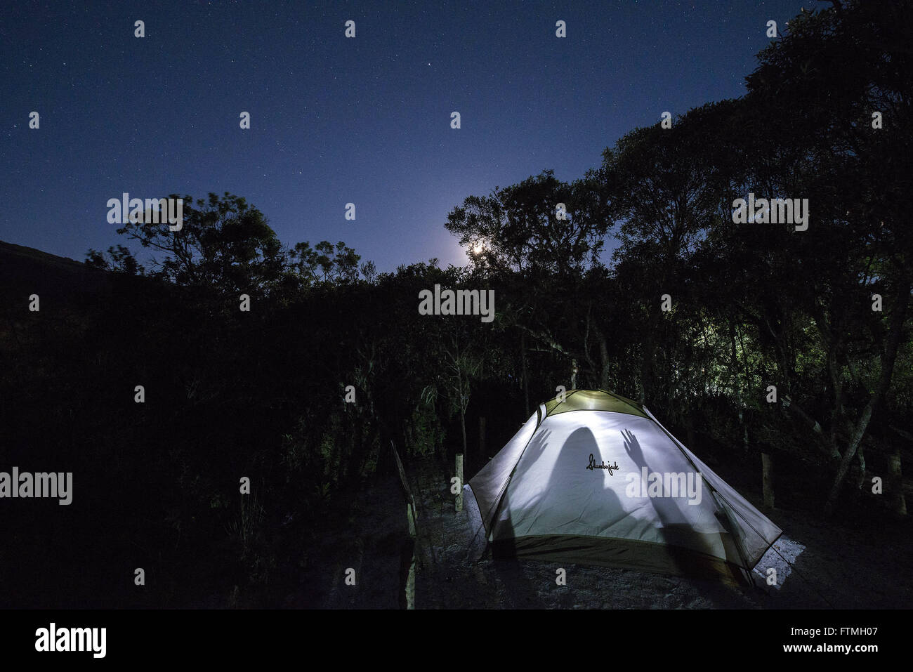 Camping Nachtansicht im Ibitipoca State Park - Teil von der Bergbau-Kills Stockfoto