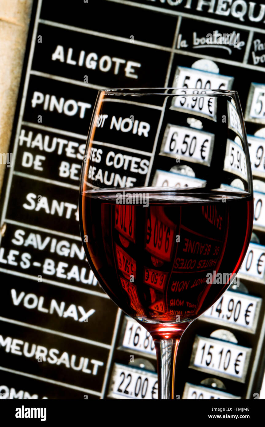 Tafel französischer Rotwein vor dem Weinladen Burgund Euro Preis Tafel, Anzeige und Verkauf von regionalen burgundischen Weinsorten Stockfoto