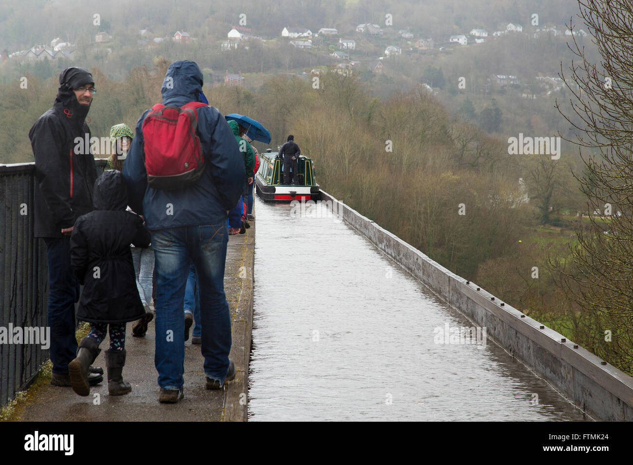 Schmale Boot überqueren das Pontcysyllte-Aquädukt in Nord-Wales im frühen Frühjahr Stockfoto