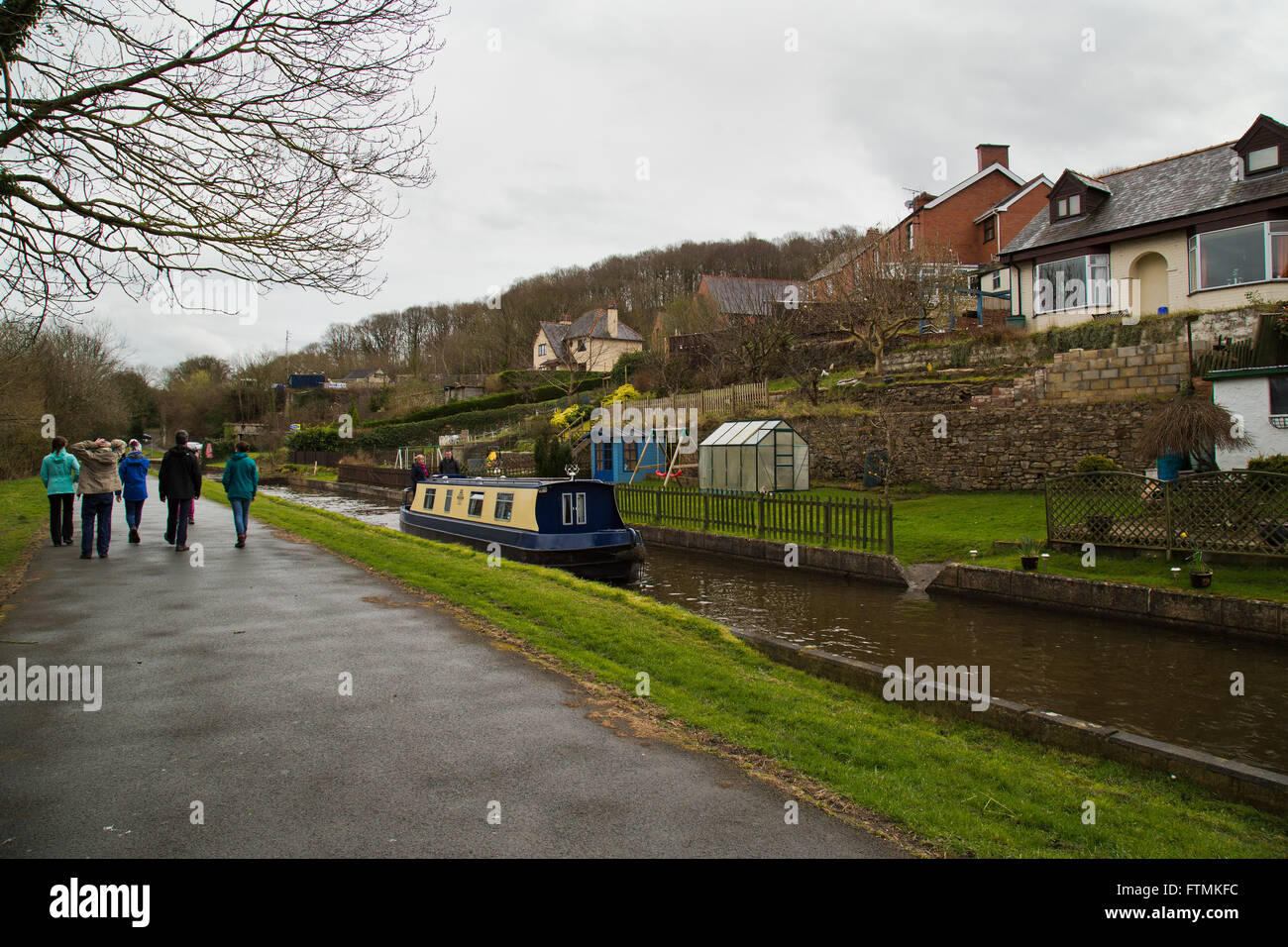 Schmale Boot am Llangollen Kanal in Nord-Wales im frühen Frühjahr Stockfoto