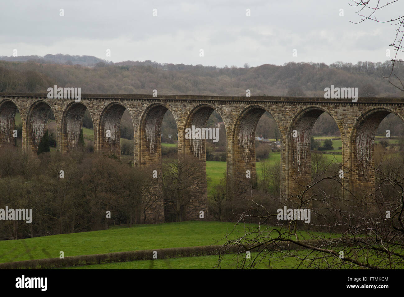 Eisenbahnbrücke über den Fluss Dee in Nord-Wales im frühen Frühjahr Stockfoto