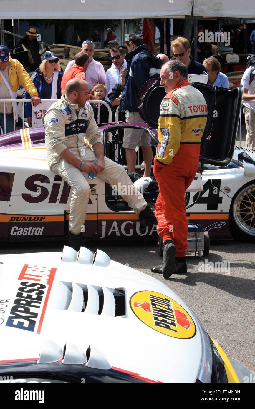 Fahrer, die im Chat auf dem Goodwood Festival of Speed Hill Climb Stockfoto