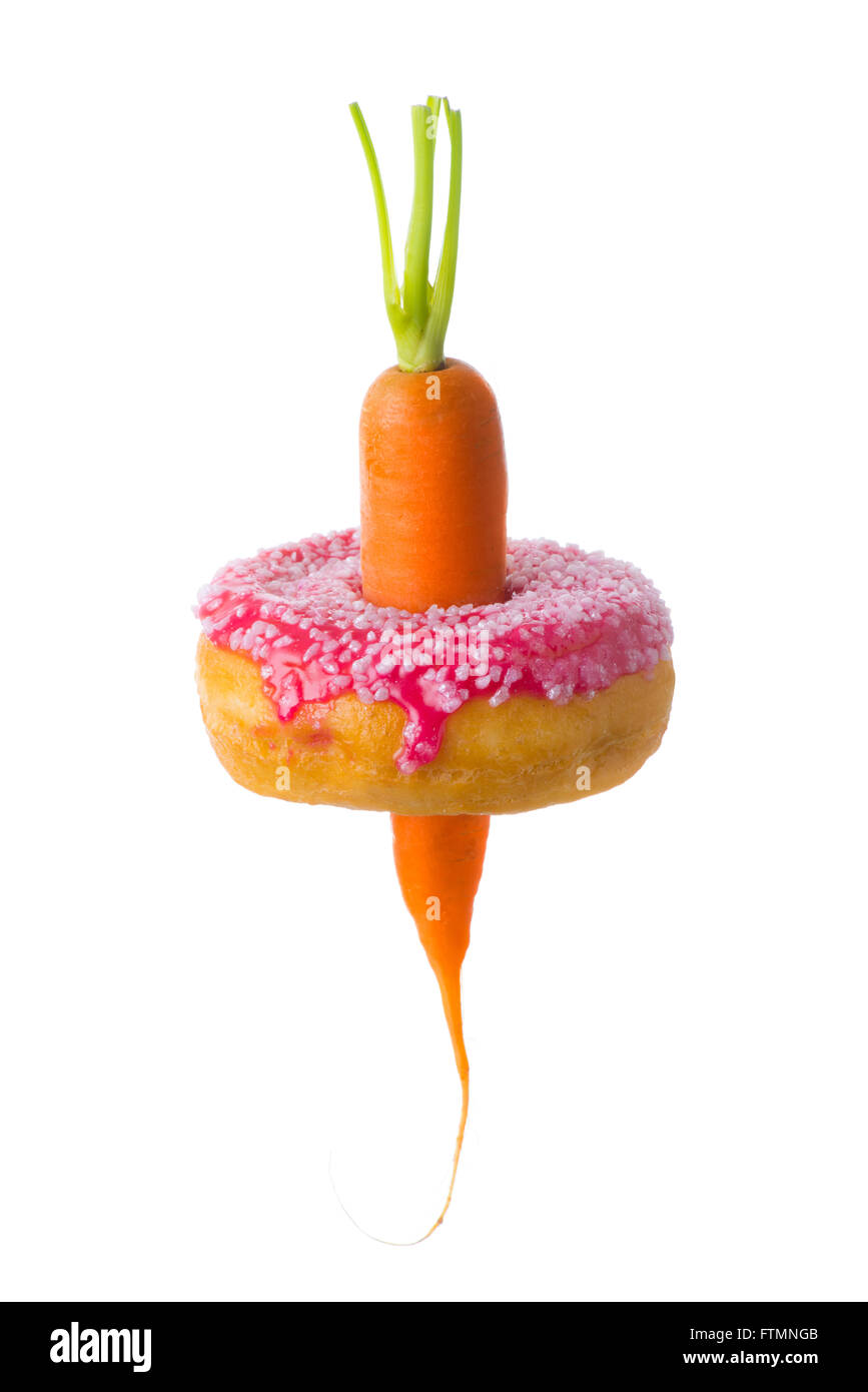 Karotte durch Donut demonstrieren gesunde und ungesunde Ernährungsgewohnheiten und Ausbau Taillen / Fettleibigkeit. Stockfoto