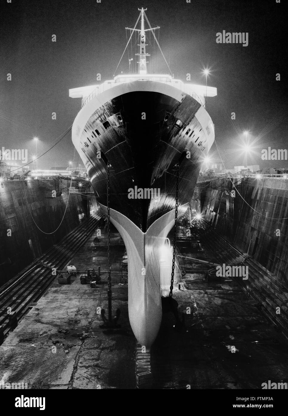 AJAXNETPHOTO. 10. DEZEMBER 1996. SOUTHAMPTON, ENGLAND. -DER CUNARD PASSENGER LINER QE2 BEREIT FÜR WIEDERFLOTTMACHUNG NACH ABSCHLUSS DER LETZTEN MAJOR REFIT IN KGV DRY DOCK.  FOTO: JONATHAN EASTLAND/AJAX.  REF: HD SHI QE2 BOGEN 96 Stockfoto AJAXNETPHOTO. 10. DEZEMBER 1996. SOUTHAMPTON, ENGLAND. -DER CUNARD PASSENGER LINER QE2 BEREIT FÜR WIEDERFLOTTMACHUNG NACH ABSCHLUSS DER LETZTEN MAJOR REFIT IN KGV DRY DOCK.  FOTO: JONATHAN EASTLAND/AJAX.  REF: HD SHI QE2 BOGEN 96 Stockfoto
