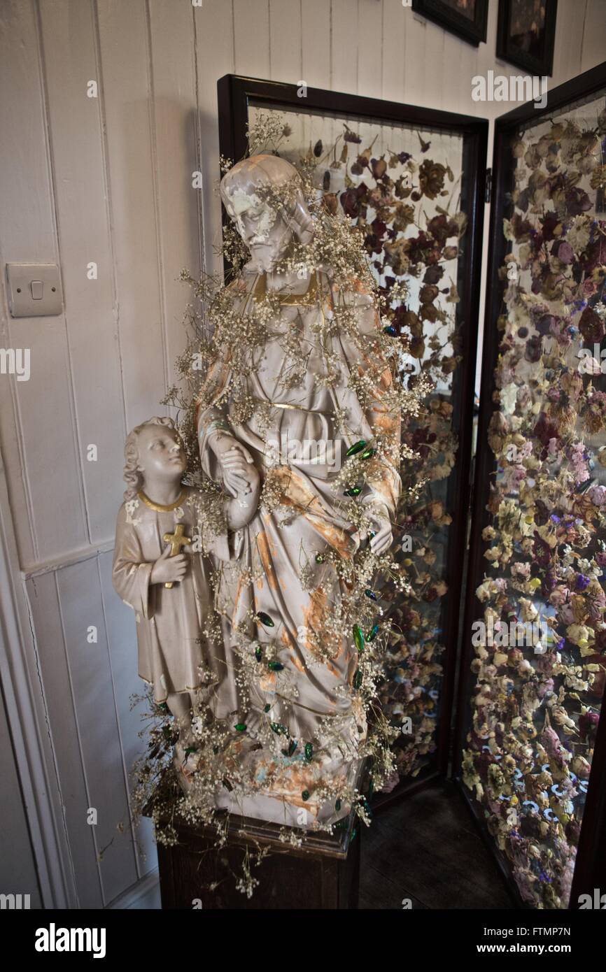 Religiöse Statue mit künstlerischen Dekoration, von Floristen und zeitgenössische Künstlerin Rebecca Louise Law. Stockfoto