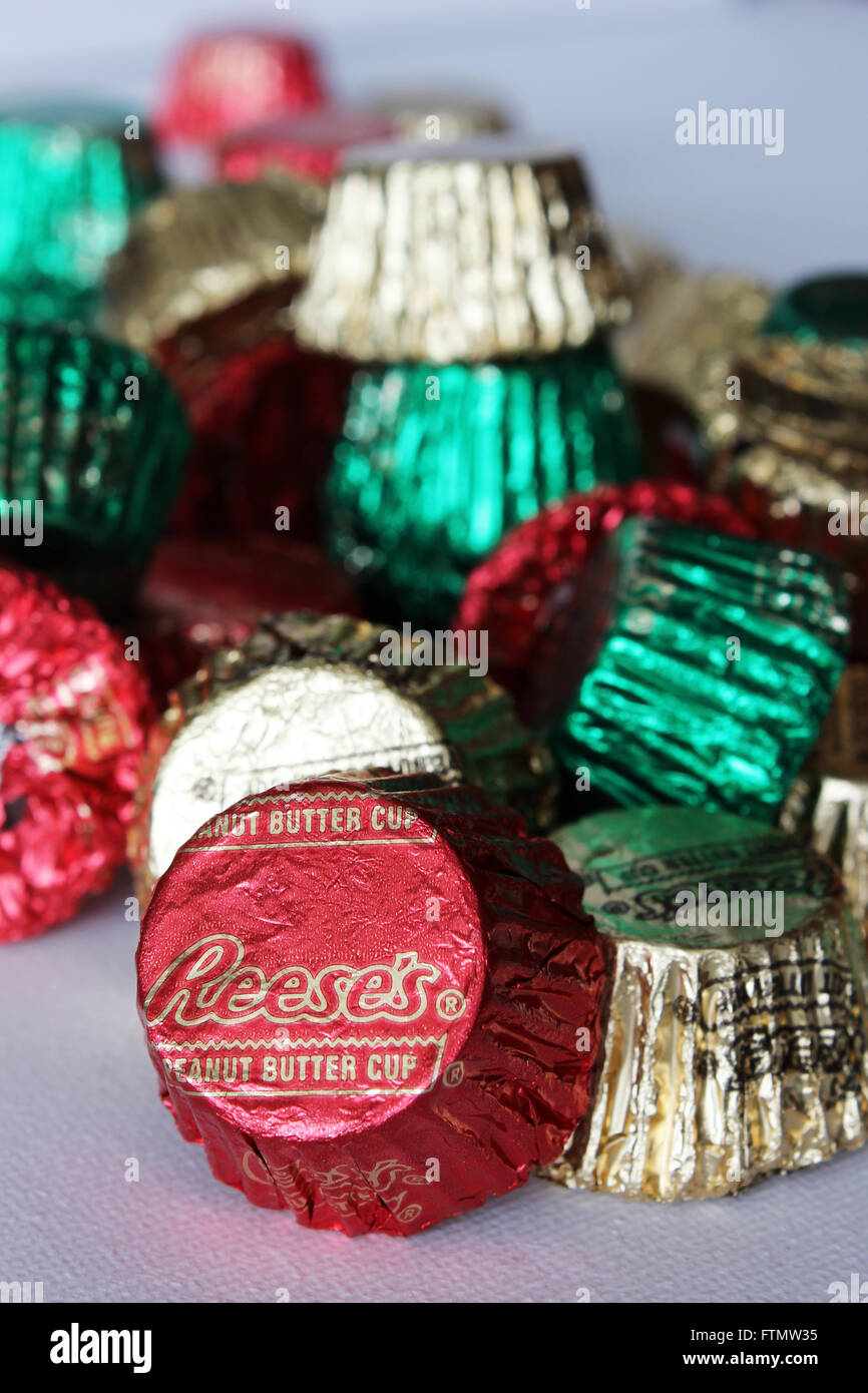 Eine Auswahl von Reeses Cups auf dem Display mit einem weißen Hintergrund. Stockfoto